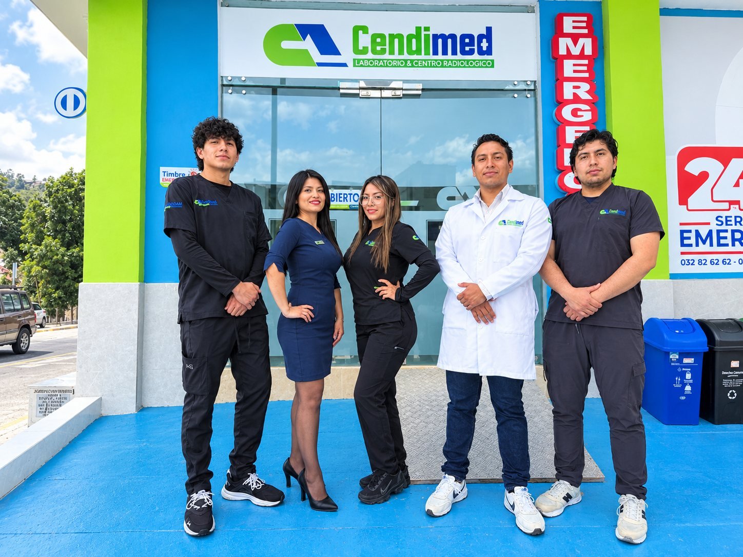 Equipo humano de CENDIMED en la entrada del centro